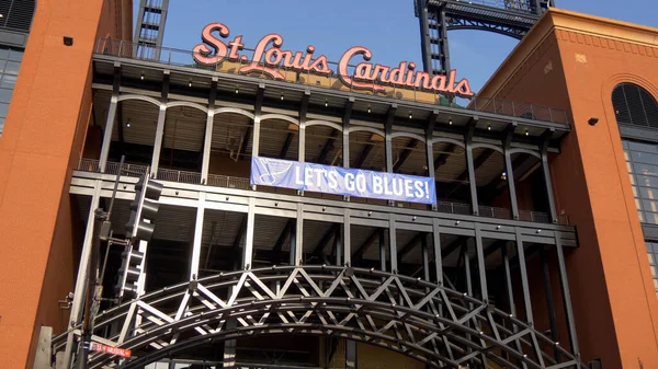 Bekende bezienswaardigheid in St. Louis - Bush stadion voor de Kardinalen - ST. LOUIS, VERENIGDE STATEN - JUNI 19, 2019 — Stockfoto