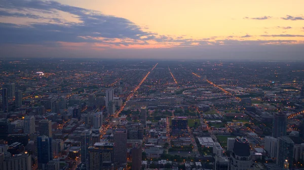 上からシカゴ-夕方の素晴らしい航空ビュー-シカゴ。アメリカ合衆国- 2019年6月11日 — ストック写真