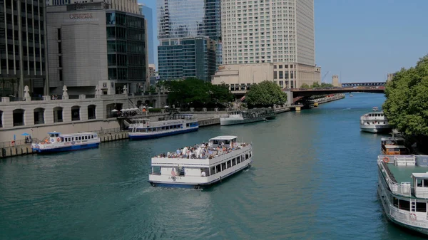 Лодки на реке Чикаго в солнечный день - ЧИКАГО, ГОСУДАРСТВА - ИЮНЬ 11, 2019 — стоковое фото
