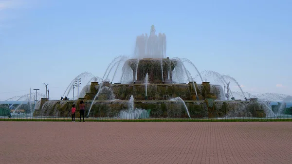 Famosa fuente de Buckingham en Chicago Grant Park - CHICAGO. ESTADOS UNIDOS - 11 DE JUNIO DE 2019 — Foto de Stock