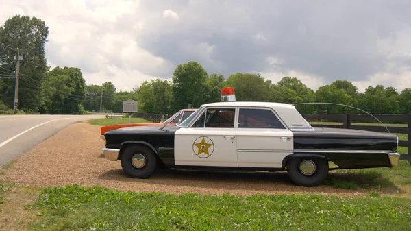 Coche de policía viejo en Leipers Fork - LEIPERS FORK, ESTADOS UNIDOS - 17 DE JUNIO DE 2019 —  Fotos de Stock