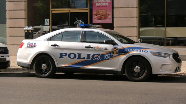 Coche de policía de Louisville en la ciudad - LOUISVILLE, ESTADOS UNIDOS - 14 DE JUNIO DE 2019 —  Fotos de Stock