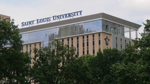 Edificio de la Universidad de Saint Louis - ST. LOUIS, ESTADOS UNIDOS - 19 DE JUNIO DE 2019 —  Fotos de Stock