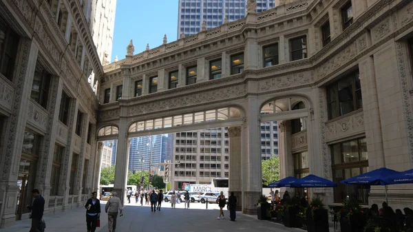 Edificio Wrigley famoso en Chicago - CHICAGO, ESTADOS UNIDOS - 11 DE JUNIO DE 2019 —  Fotos de Stock