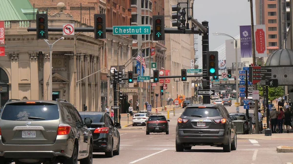 Tráfico urbano en St Louis - ST. LOUIS, ESTADOS UNIDOS - 19 DE JUNIO DE 2019 — Foto de Stock