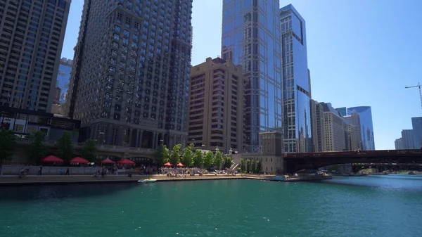 Chicago River op een zonnige dag - CHICAGO. VERENIGDE STATEN - 11 juni 2019 — Stockfoto