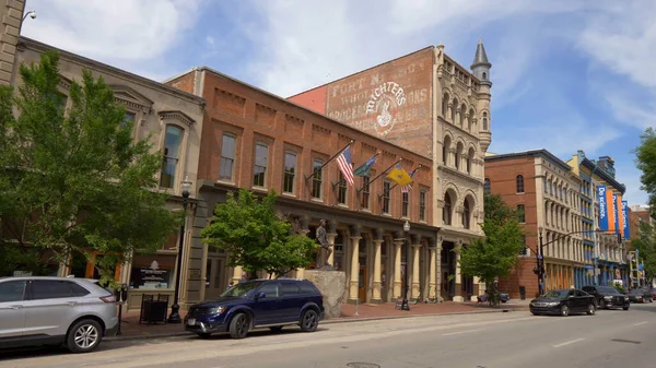 Hermosos edificios en Main Street en Louisville - LOUISVILLE, ESTADOS UNIDOS - 14 DE JUNIO DE 2019 — Foto de Stock