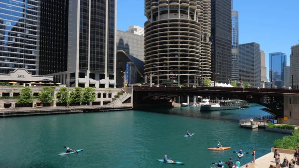 Chicago River op een zonnige dag - CHICAGO, VERENIGDE STATEN - 11 juni 2019 — Stockfoto