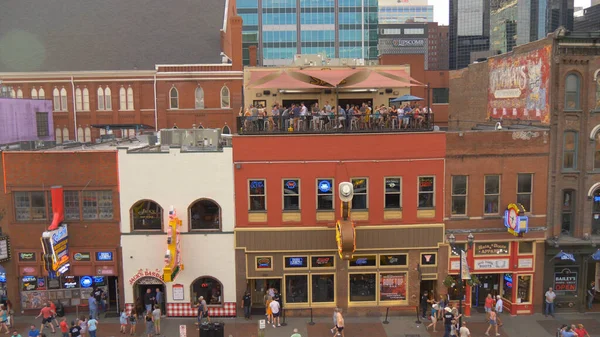 El famoso Broadway en Nashville con todos los bares y salones - NASHVILLE, ESTADOS UNIDOS - 17 DE JUNIO DE 2019 — Foto de Stock