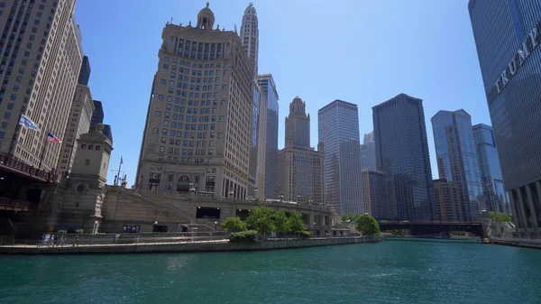 Architecture at Chicago River - CHICAGO (en inglés). ESTADOS UNIDOS - 11 DE JUNIO DE 2019 — Foto de Stock