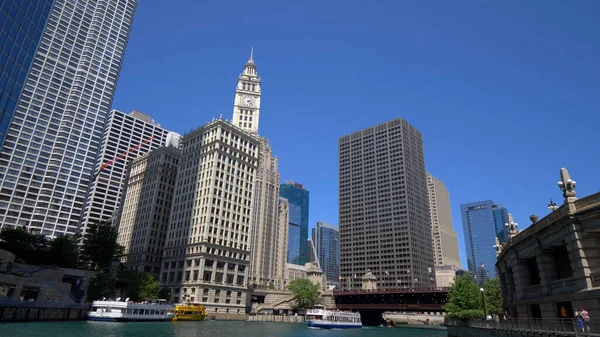 Architectuur bij Chicago River - CHICAGO. VERENIGDE STATEN - 11 juni 2019 — Stockfoto