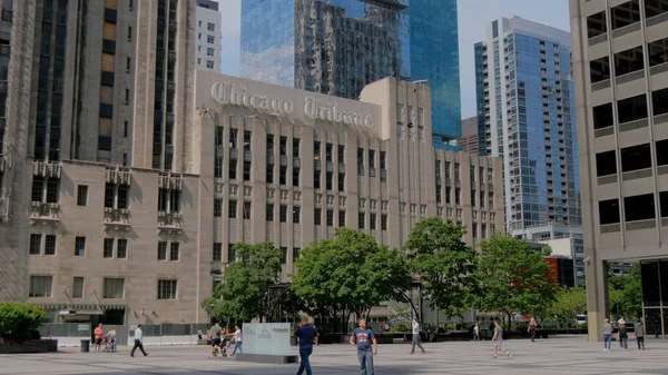 Chicago Tribune building at Chicago River - CHICAGO, Ηνωμένες Πολιτείες - 11 Ιουνίου 2019 — Φωτογραφία Αρχείου