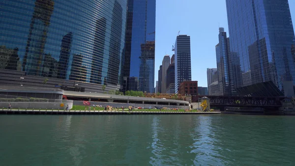 Chicago River za slunečného dne - CHICAGO. SPOJENÉ STÁTY - 11. června 2019 — Stock fotografie