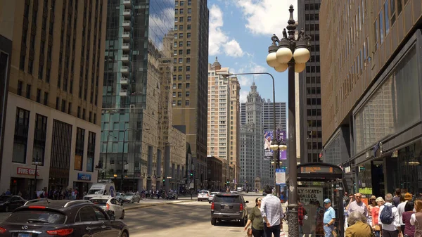 Michigan Avenue em Chicago em um dia ensolarado - CHICAGO. ESTADOS UNIDOS - JUNHO 11, 2019 — Fotografia de Stock