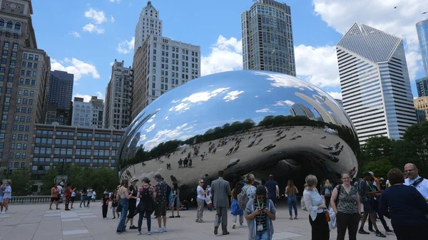 Famous Cloud Gate at Millennium Park in Chicago - CHICAGO, UNITED STATES - JUNE 11, 2019 — Stock Photo, Image