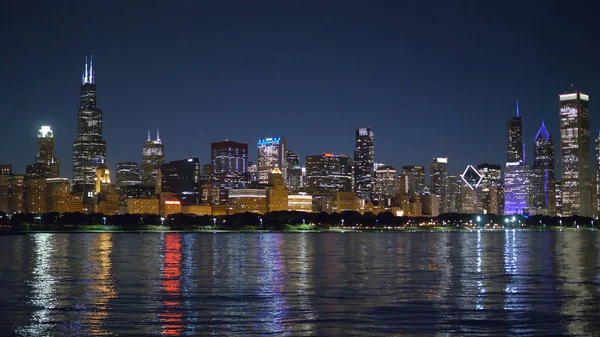 Stadsljusen i Chicago skyline på natten - CHICAGO. FÖRENADE STATERINGAR - JUNI 11, 2019 — Stockfoto