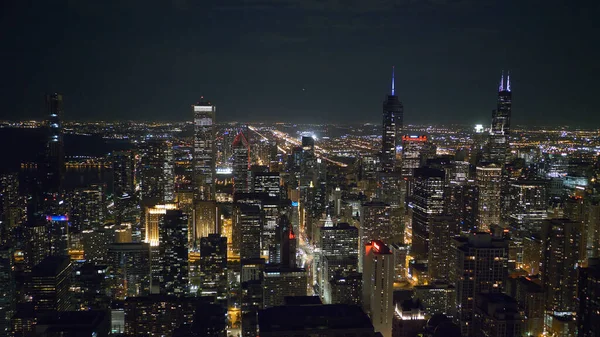 芝加哥，从上空俯瞰- -令人惊奇的夜间空中风景- -芝加哥。美国- 2019年6月11日 — 图库照片