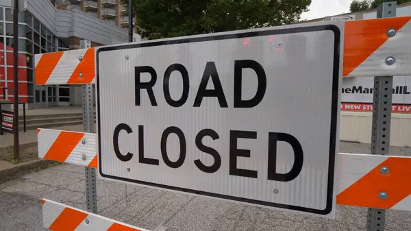 Straßenschild geschlossen - LOUISVILLE, Vereinigte Staaten - 14. Juni 2019 — Stockfoto