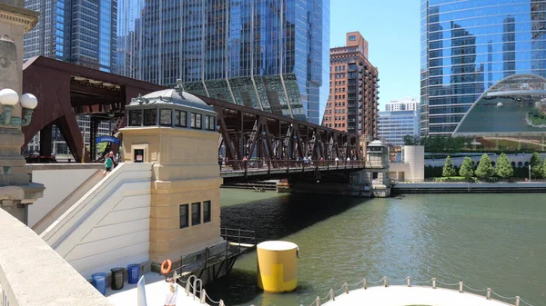 Река Чикаго в солнечный день - ЧИКАГО, ГОСУДАРСТВА - ИЮНЬ 11, 2019 — стоковое фото