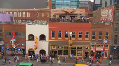 Nashville 'deki ünlü Broadway, tüm barları ve salonları - NASHVILLE, BİRLİK DEVLETLER - 17 Haziran 2019