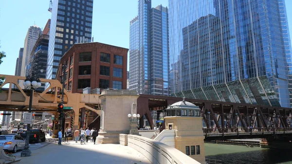 Architectuur bij Chicago River - CHICAGO, Verenigde Staten - 11 juni 2019 — Stockfoto