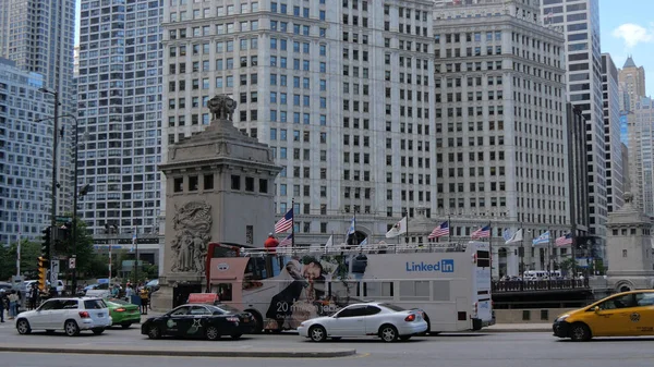 Michigan Avenue street view in Chicago - CHICAGO, UNITED STATES - JUNE 11, 2019 — Stock Photo, Image