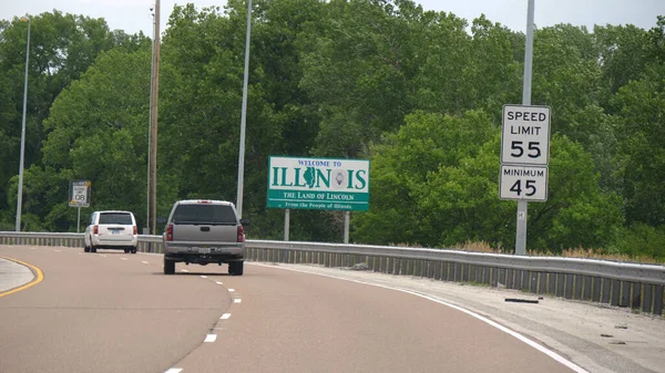Vítejte na dopravní značce Illinois na dálnici - CHICAGO, SPOJENÉ STÁTY - 20. června 2019 — Stock fotografie