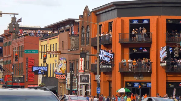 Honky Tonk Central sur Broadway à Nashville - NASHVILLE, ÉTATS-UNIS - 17 JUIN 2019 — Photo