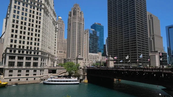 DUNITED STATESble Bridge in Chicago - CHICAGO, SPOJENÉ STÁTY - 11. června 2019 — Stock fotografie