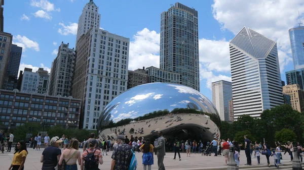 Monumento popular en Chicago - Cloud Gate en Millennium Park - CHICAGO, ESTADOS UNIDOS - 11 DE JUNIO DE 2019 — Foto de Stock