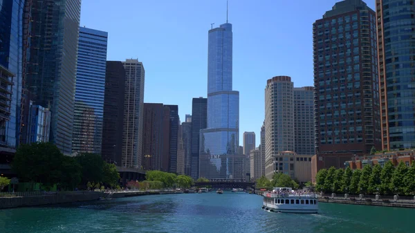 Chicago River op een zonnige dag - CHICAGO. VERENIGDE STATEN - 11 juni 2019 — Stockfoto