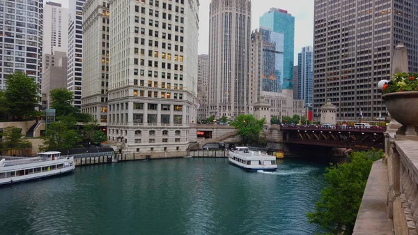 Широкоугольный вид на реку Чикаго в центре города - CHICAGO, UNITED STATES - 12 июня 2019 г. — стоковое фото