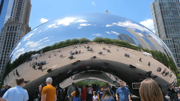 Famous Cloud Gate at Millennium Park in Chicago - CHICAGO, UNITED STATES - JUNHO 11, 2019 — Fotografia de Stock