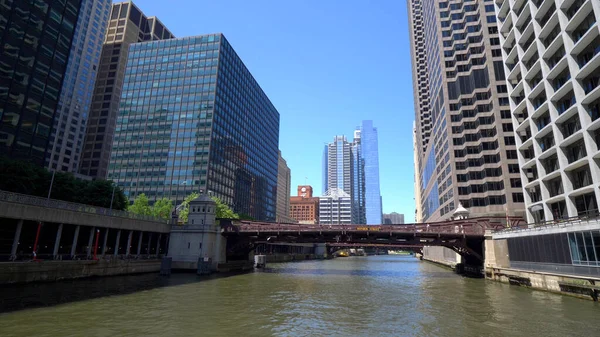 Chicago River op een zonnige dag - CHICAGO. VERENIGDE STATEN - 11 juni 2019 — Stockfoto