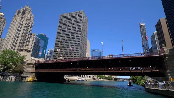 Chicago River op een zonnige dag - CHICAGO. VERENIGDE STATEN - 11 juni 2019 — Stockfoto