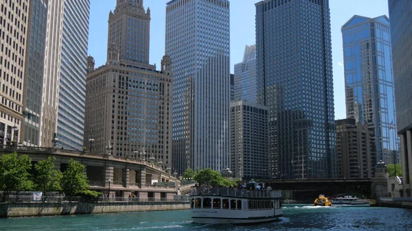 Die Brücken über den Chicago River - CHICAGO, Vereinigte Staaten - 11. Juni 2019 — Stockfoto