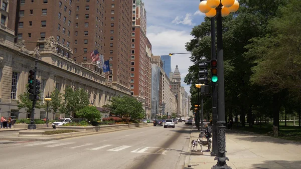 Michigan Avenue in Chicago Street Canyon - CHICAGO. Vereinigte Staaten - 11. Juni 2019 — Stockfoto