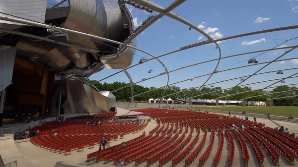 Jay Pritzker Pavilion en Chicago Millennium Park - CHICAGO. ESTADOS UNIDOS - 11 DE JUNIO DE 2019 — Foto de Stock