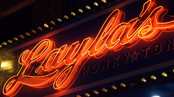 Neon jel Laylas Honky Tonk Szalon Nashville-ben - NASHVILLE, EGYESÜLT ÁLLAMOK - 2019. június 17. — Stock Fotó