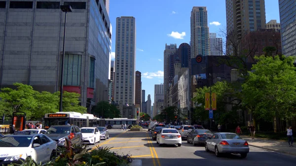 Michigan Avenue uitzicht op straat in Chicago - CHICAGO. VERENIGDE STATEN - 11 juni 2019 — Stockfoto