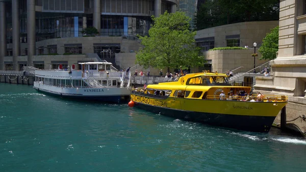 Taxi acuático en la ciudad de Chicago - CHICAGO. ESTADOS UNIDOS - 11 DE JUNIO DE 2019 — Foto de Stock