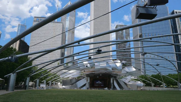 Jay Pritzker Pavilon a Chicago Millennium Parkban - CHICAGO, EGYESÜLT ÁLLAMOK - 2019. június 11. — Stock Fotó
