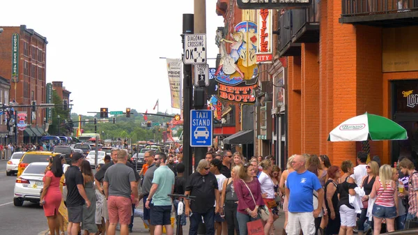 Nashville Broadway é um lugar movimentado na cidade - NASHVILLE, ESTADOS UNIDOS - JUNHO 17, 2019 — Fotografia de Stock