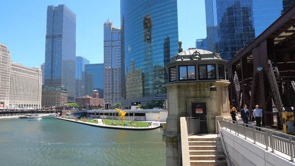 Chicago River an einem sonnigen Tag - CHICAGO, Vereinigte Staaten - 11. Juni 2019 — Stockfoto