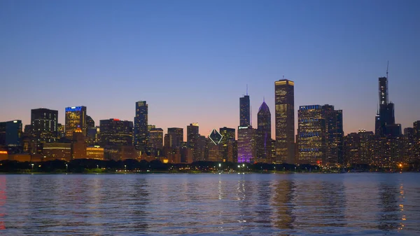 O belo horizonte de Chicago à noite - CHICAGO. ESTADOS UNIDOS - JUNHO 11, 2019 — Fotografia de Stock