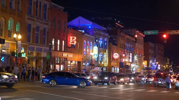 Colorido Nashville Broadway por la noche - NASHVILLE, ESTADOS UNIDOS - 17 DE JUNIO DE 2019 — Foto de Stock