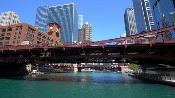 Río Chicago en un día soleado - CHICAGO. ESTADOS UNIDOS - 11 DE JUNIO DE 2019 —  Fotos de Stock