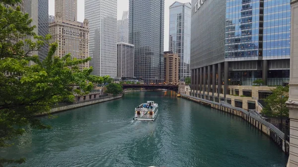 Rio Chicago em um dia chuvoso - CHICAGO, ESTADOS UNIDOS - JUNHO 12, 2019 — Fotografia de Stock