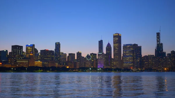 O belo horizonte de Chicago à noite - CHICAGO. ESTADOS UNIDOS - JUNHO 11, 2019 — Fotografia de Stock