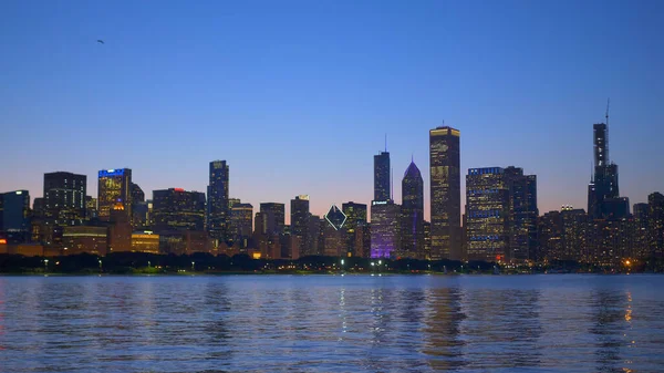 संध्याकाळी शिकागोचे सुंदर आकाशातील चिकागो. युनायटेड स्टेट्स जून 11, 2019 — स्टॉक फोटो, इमेज